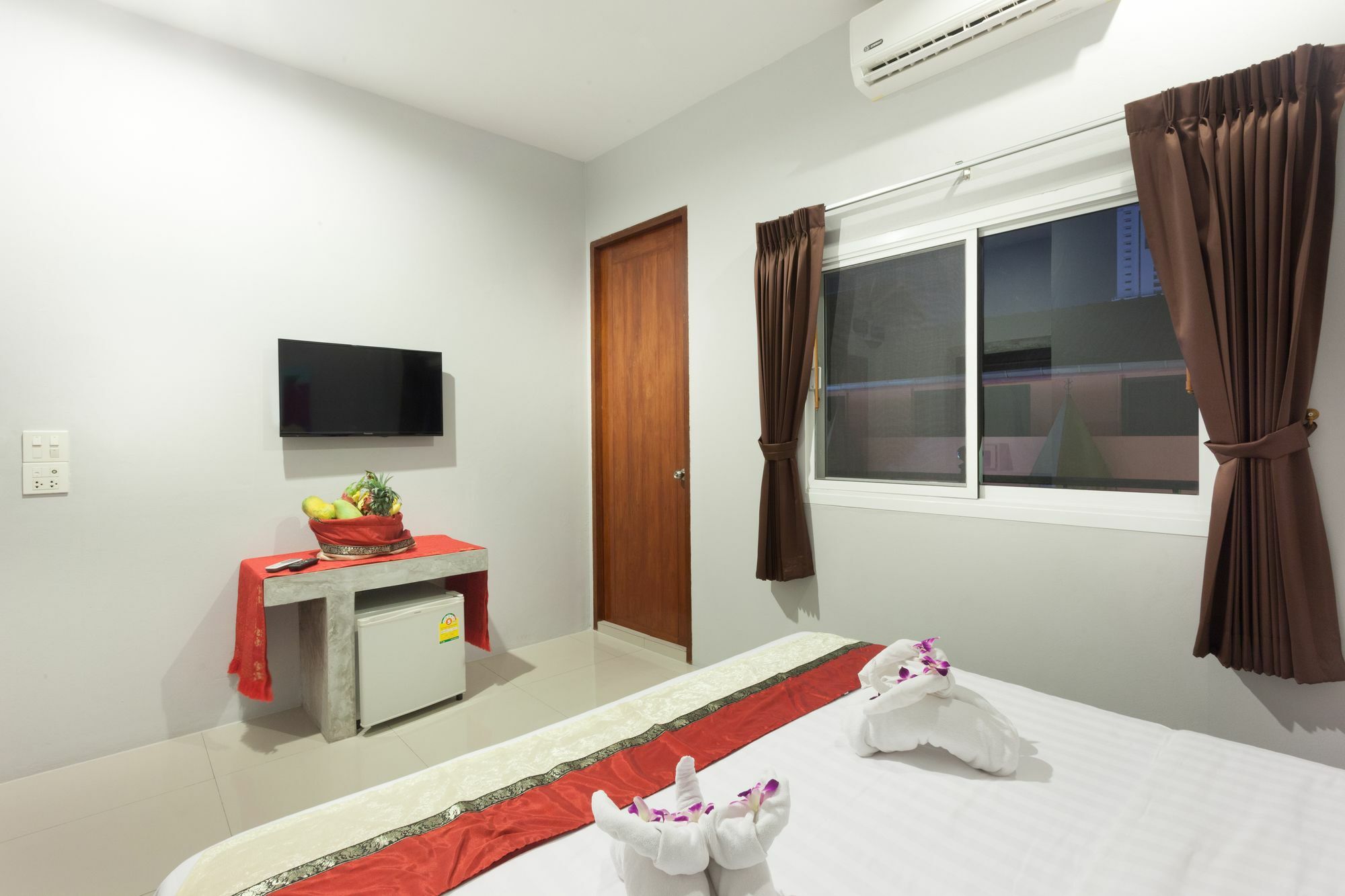 Freedom Hotel Patong Exterior photo